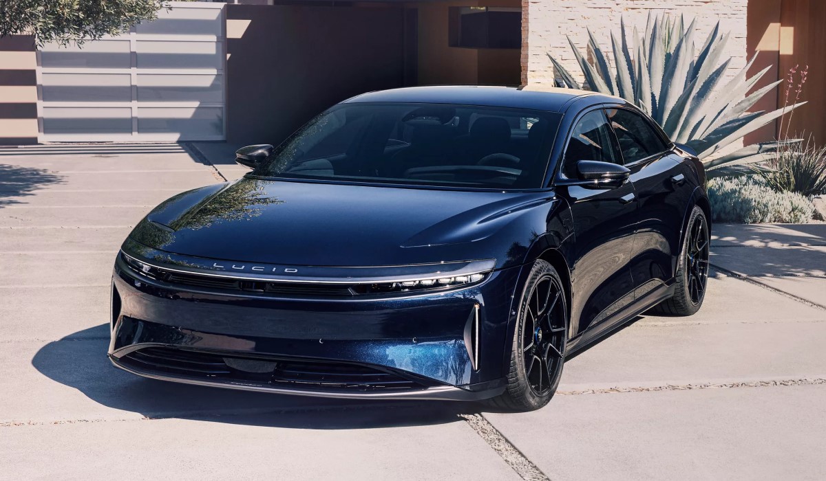 vs lucid air 1200px