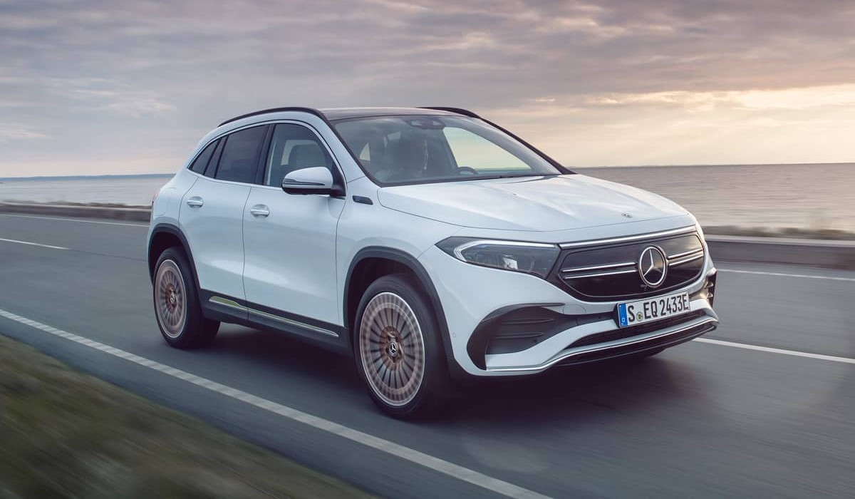 vs mercedes eqa 1200px