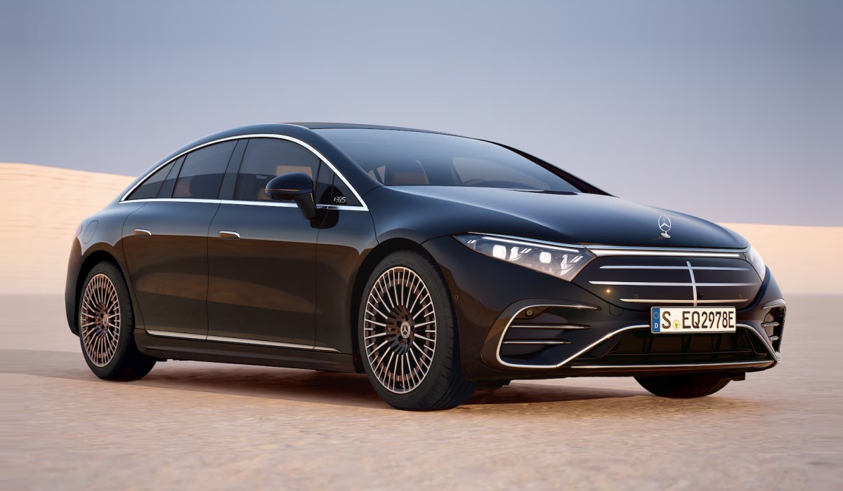 vs mercedes eqs 1200px